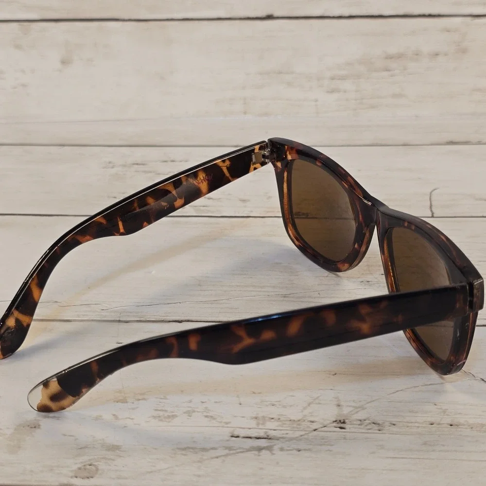 Betsey Johnson Leopard Tortoise Shell Wayfarer Sunglasses Brown Lens Red Heart
